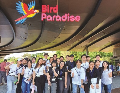 Photo of a group of students at Bird Paradise