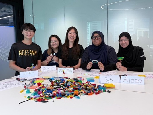 Five DES students under Cherie’s guidance participating in a learning journey to EY Wavespace