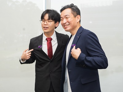 BME graduate, Thaddaeus with Mr Eric Chua, Senior Parliamentary Secretary, Ministry of Law & Ministry of Social and Family Development, both wearing the imVisible pin