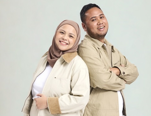 Photo of Nur Mohammad Ifwat and husband, Zoe Zupri who graduated from NP's CET Academy programme, Diploma in Applied Management for the Future Workplace