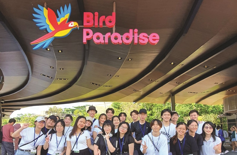 Photo of a group of students at Bird Paradise