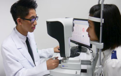 Optometrist using equipment for vision test