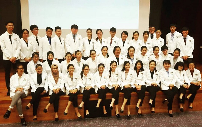 Groupshot of white coat ceremony