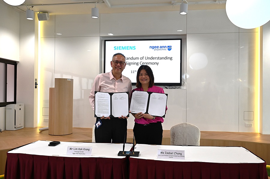Photo of NP's PCEO, Mr Lim Kok Kiang and partner, Siemens